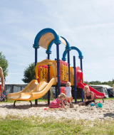 Niños en parque infantil - Camping _t Veld - Rheeze, Overijssel, Países Bajos