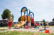 Enfants dans l'aire de jeux - Camping _t Veld - Rheeze, Overijssel, Pays-Bas