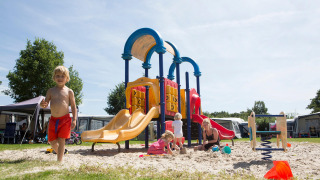Niños en parque infantil - Camping _t Veld - Rheeze, Overijssel, Países Bajos