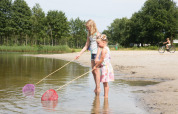 Meisjes vissen in meertje - Camping _t Veld - Rheeze, Overijssel, Nederland