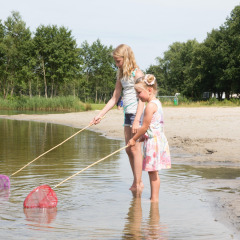 Meisjes vissen in meertje - Camping _t Veld - Rheeze, Overijssel, Nederland