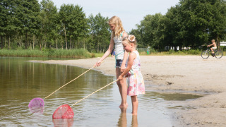 Meisjes vissen in meertje - Camping _t Veld - Rheeze, Overijssel, Nederland