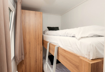 Helles Zimmer im River Cabin mit Etagenbett, Schrank und Holzboden im Holiday Park Mölke, Niederlande.