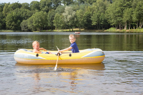 Canottaggio sulla spiaggia del lago - Camping _t Veld - Rheeze, Overijssel, Paesi Bassi