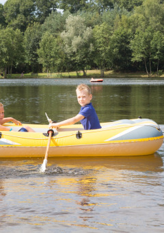 Roeien op het strandmeer - Camping _t Veld - Rheeze, Overijssel, Nederland