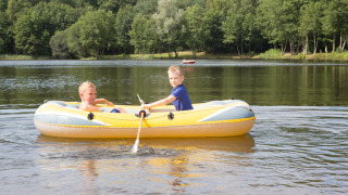 Roeien op het strandmeer - Camping _t Veld - Rheeze, Overijssel, Nederland