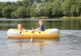 Canottaggio sulla spiaggia del lago - Camping _t Veld - Rheeze, Overijssel, Paesi Bassi
