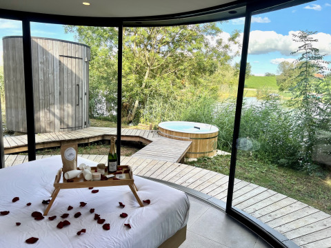 Panoramabillede af Lumipod Spa île-hytten på Domaine des Feuilles i Frankrig, med udsigt til spa og natur.