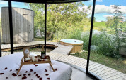 Vista panoramica dalla cabina Lumipod Spa île presso Domaine des Feuilles in Francia con vasca e natura.