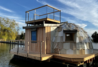 Casa vacanze galleggiante unica al Domaine des Feuilles, Auvergne-Rhône-Alpes, Francia, con tetto a cupola.