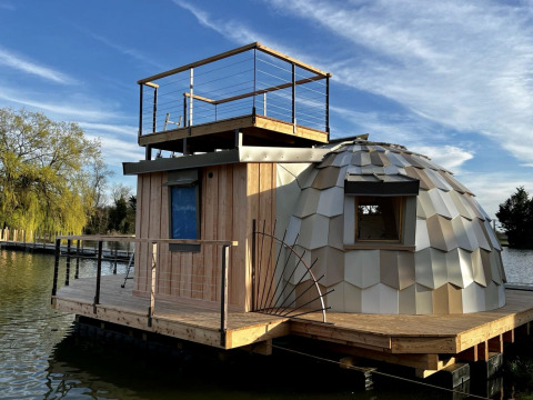 Einzigartiges schwimmendes Ferienhaus im Domaine des Feuilles, Auvergne-Rhône-Alpes, Frankreich.