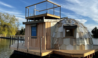 Hébergement flottant original au Domaine des Feuilles, Auvergne-Rhône-Alpes, France, avec toit en dôme.