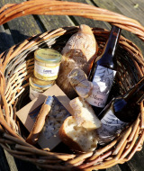 Panier de pique-nique avec pain, bières, tartinades et gourmandises de Domaine des Feuilles en Auvergne-Rhône-Alpes.