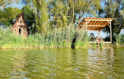 Casetta fiabesca e terrazza coperta sul lago a Cabine Fées, Domaine des Feuilles, in Francia.
