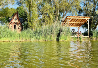 Cabaña encantadora y terraza cubierta junto al lago en Cabine Fées, Domaine des Feuilles, Francia.
