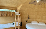 Interno di Cabine Spa Les Flots con letti a castello e letto rotondo presso Domaine des Feuilles, Francia.