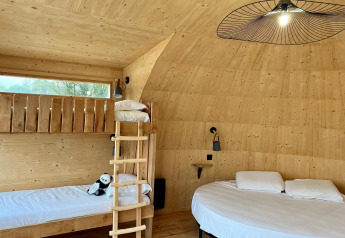 Interior de Cabine Spa Les Flots con literas y cama redonda en Domaine des Feuilles, Francia.