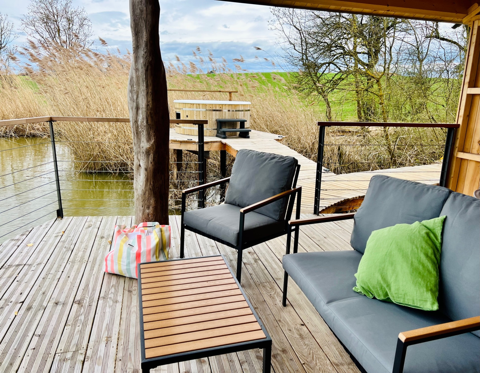 Buitenterras van Spa Végétale Cabin bij Domaine des Feuilles in Frankrijk, met comfortabele stoelen en natuurzicht.