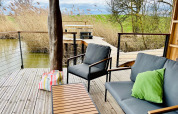 Terrazza della Spa Végétale Cabin al Domaine des Feuilles in Francia, con sedie moderne e vista sulla natura.