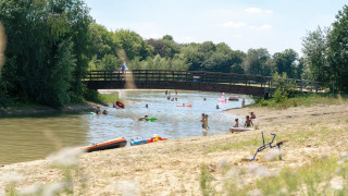 Strand bij zwemwater met brug - Camping Betteld Zelhem - Zelhem, Achterhoek, Gelderland, Nederland