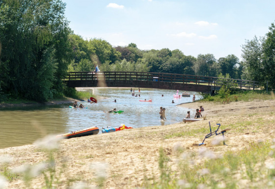 Strand bij zwemwater met brug - Camping Betteld Zelhem - Zelhem, Achterhoek, Gelderland, Nederland