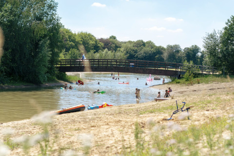Strand bij zwemwater met brug - Camping Betteld Zelhem - Zelhem, Achterhoek, Gelderland, Nederland