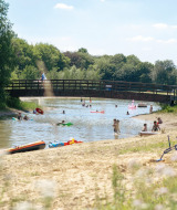 Playa cerca del agua de baño con puente - Camping Betteld Zelhem - Zelhem, Achterhoek, Güeldres, Países Bajos