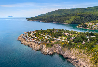 Luchtfoto van Valamar Camping Marina op een rotskust in Istrië, Kroatië, omringd door groen.