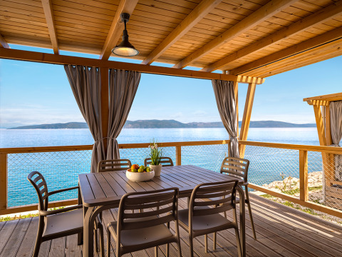 Uitzicht vanaf Marina Home Spectacular seaview cabin, terras met tafel, stoelen en uitzicht op zee.