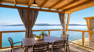 Uitzicht vanaf Marina Home Spectacular seaview cabin, terras met tafel, stoelen en uitzicht op zee.