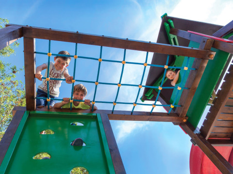 Kinderen spelen op het klimnet van een speeltuin bij Valamar Camping Marina, Istrië, Kroatië.