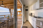 Moderne keuken en eetruimte op terras met zeezicht bij Marina Home, Valamar Camping Marina, Kroatië.