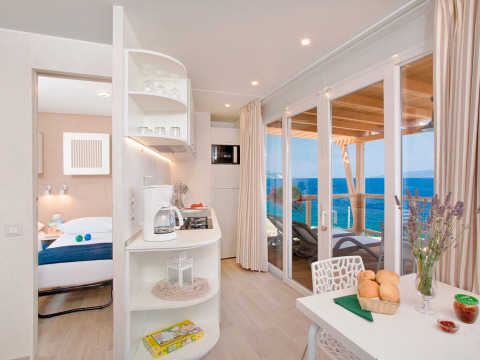 Licht interieur van Marina Home bij Valamar Camping Marina Kroatië, met terras en prachtig zeezicht.