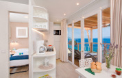 Licht interieur van Marina Home aan Valamar Camping Marina in Kroatië, met terras en zeezicht.