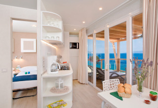 Licht interieur van Marina Home bij Valamar Camping Marina Kroatië, met terras en prachtig zeezicht.