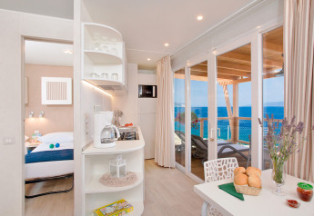 Lyst indrettet sommerhus Marina Home ved Valamar Camping Marina i Kroatien med havudsigt og terrasse.