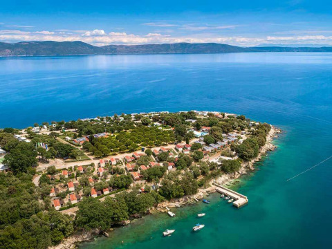 Vue aérienne du parc de vacances Valamar Camping Marina sur la côte d'Istrie en Croatie, entouré de mer bleue.