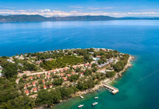 Luchtfoto van Valamar Camping Marina vakantiepark aan de kust van Istrië, Kroatië, omgeven door blauwe zee.