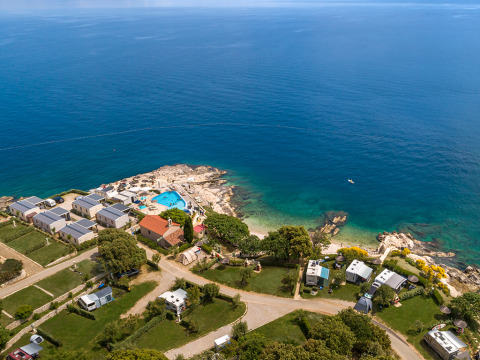 Vista aerea di Valamar Camping Marina in Istria, Croazia, con piscina, case mobili e accesso diretto al mare.