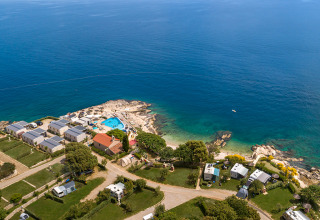 Vista aérea de Valamar Camping Marina en Istria, Croacia, con casas móviles, piscina y acceso directo al mar.