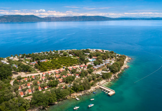 Vista aérea del parque vacacional Valamar Camping Marina en Istria, Croacia, con costa, cabañas y botes.
