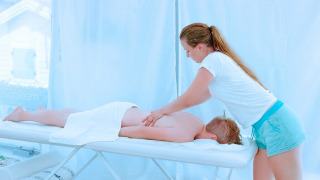 Una persona recibe un masaje relajante en una sala luminosa del Valamar Camping Marina en Istria, Croacia.