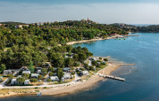 Vista aerea di Camping Orsera, villaggio turistico in Istria, Croazia, circondato da boschi e spiagge.