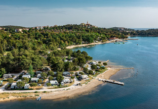 Vista aerea di Camping Orsera, villaggio turistico in Istria, Croazia, circondato da boschi e spiagge.