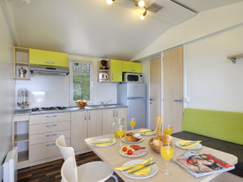Cuisine moderne et coin repas à Orsera Home, Camping Orsera en Croatie, dressés pour un petit-déjeuner.
