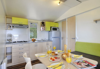 Moderne keuken en eetkamer in Orsera Home op Camping Orsera, Kroatië, klaar voor een ontbijt.