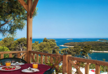 Vista da Orsera Home al Camping Orsera in Croazia, con terrazza, mare cristallino e isole verdi sullo sfondo.