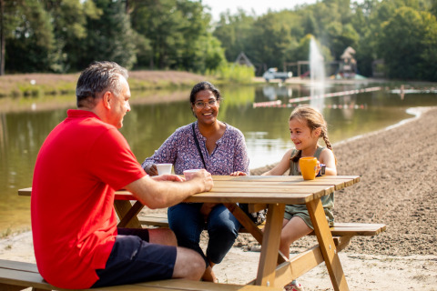 Familia en la terraza, mesa de picnic cerca del estanque - Baalse Hei - Turnhout, Amberes, Bélgica