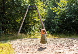 Mädchen auf Seilbahnspielplatz - Baalse Hei - Turnhout, Antwerpen, Belgien