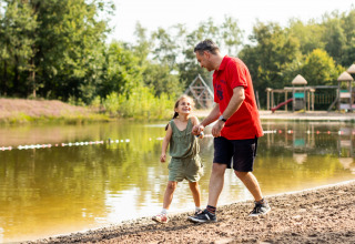 Père et fille à l'étang de baignade - Baalse Hei - Turnhout, Anvers, Belgique